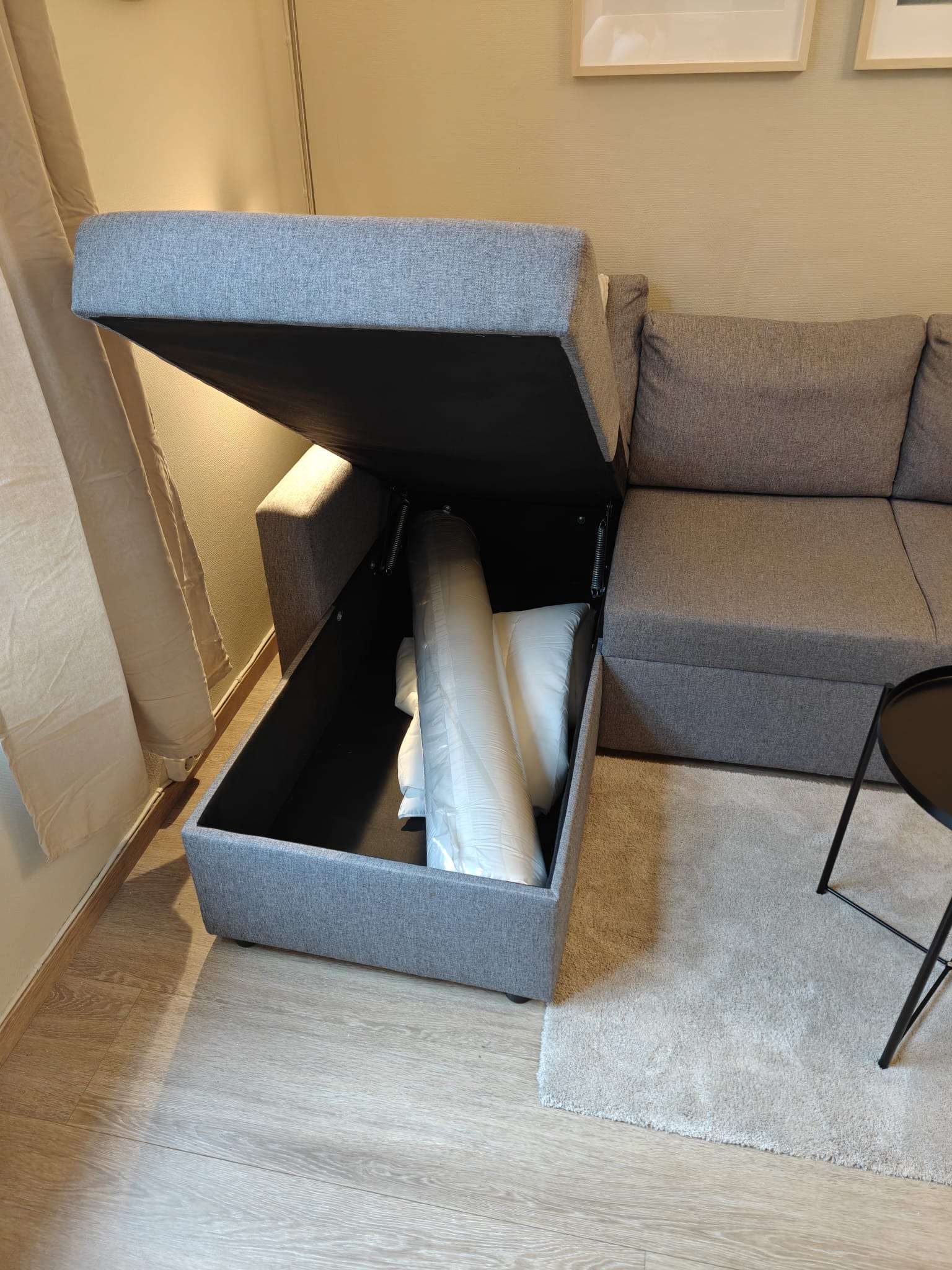 Sovesofa med oppbevaringsrom. Utslått som seng blir den 140 x 200